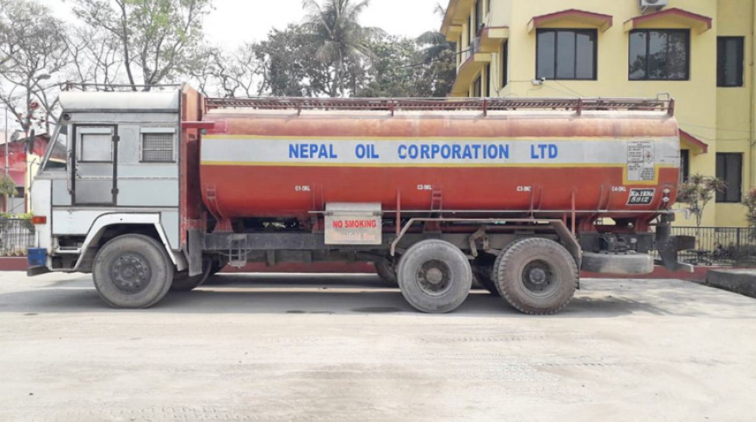 अतिरिक्त ट्याङ्की जडान गरी  पेट्रोलियम भारत लाने ट्रक नियन्त्रणमा